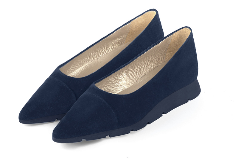 Navy blue women's ballet pumps, with wedge soles. Pointed toe. Flat rubber soles. Front view - Florence KOOIJMAN